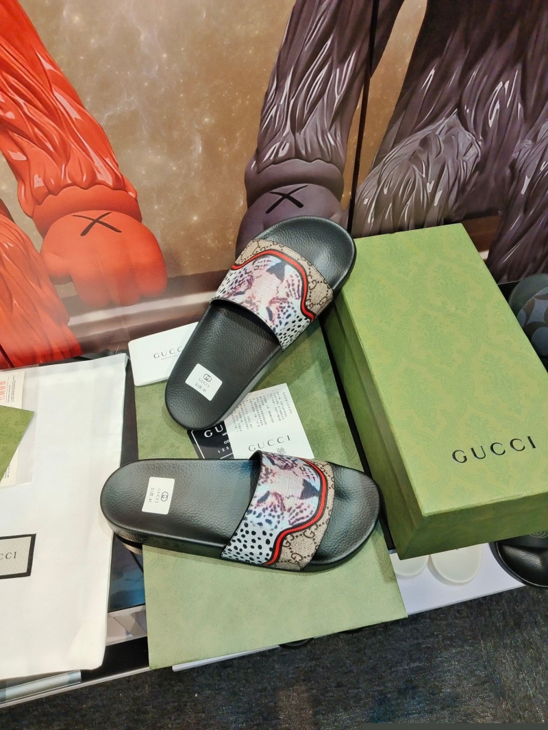 G*u*i slippers